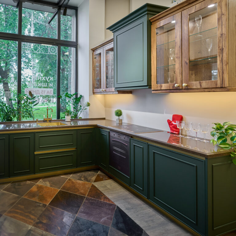 Угловая кухня с окном